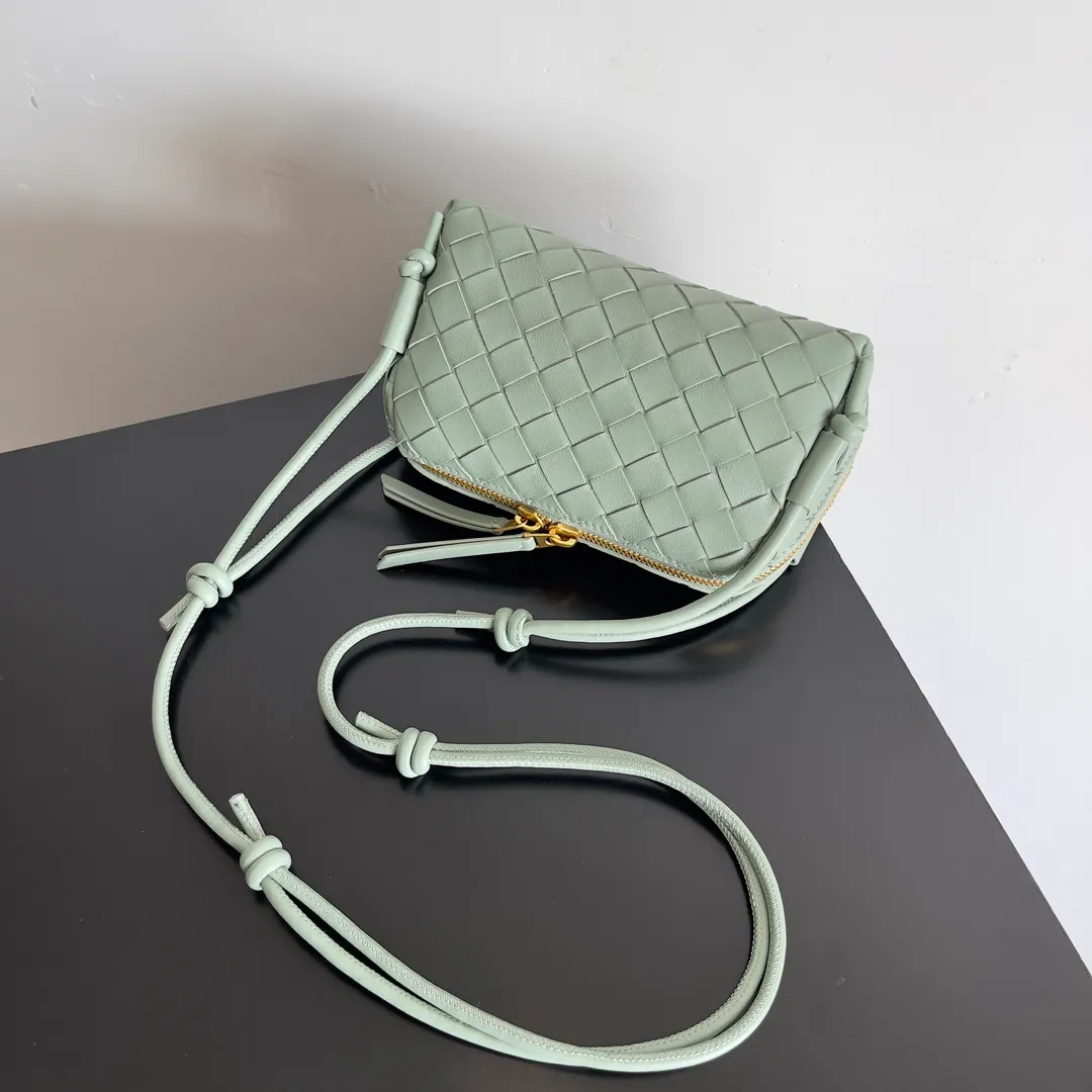 Batch 1260 BV new mini bag ceiling Bottegaveneta new Concert Pouch bag is small and has a large capacity. It can hold a Pro max mobile phone. The shoulder strap is adjustable for cross-body carry. It is very cost-effective when carried on one shoulder. The latest small bag in autumn has a lot of capacity. It can hold 4 short clips. I also tried it and it can hold one of my fists. It is cute, the capacity is touching and the length of the shoulder strap is adjustable for daily commuting. Full score 10 #bv woven bag Style number: 794258 Size: 18.5*11.5*8.5cm